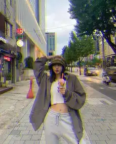 lisa性感风也能hold住,黑衬衫大秀锁骨,嘴大是唯一缺陷