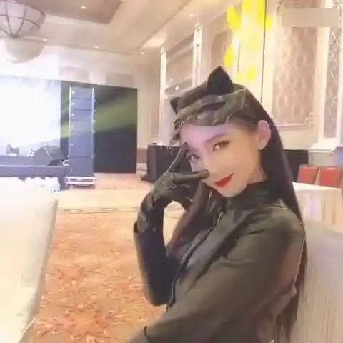 乐华年会乐华十年年会上,孟美岐cosplay这个猫女造型真是绝了,这个回眸