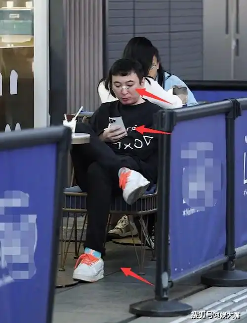 王思聪一次带仨女伴逛街还满脸愁苦鼻梁贴创可贴,油腻成中年男