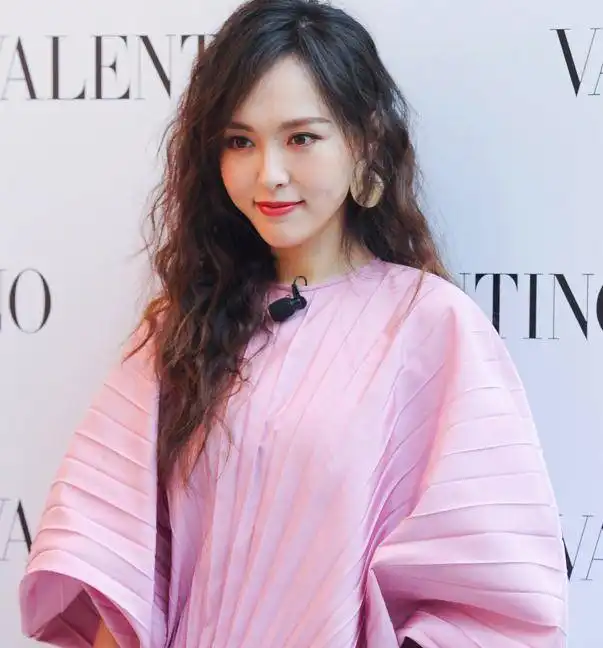唐嫣留大波浪,一脸圆润,穿粉色服装,兼备少女和女人韵味