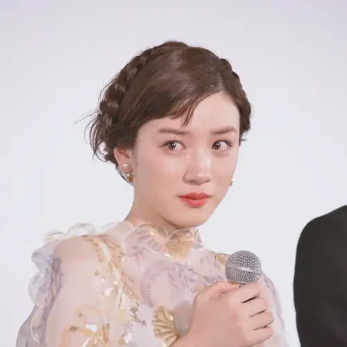 因仙女哭的落泪照意外走红,18岁喜夺日本爆红女演员冠军
