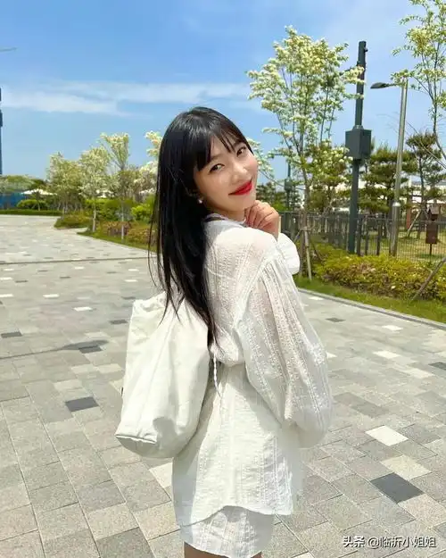 朴秀荣,极具港风气质的美女小姐姐,唯美笑容,满满少女风