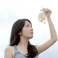 意境美女优美头像图片爱情的悲剧源于挑剔,婚姻的完美由于宽容