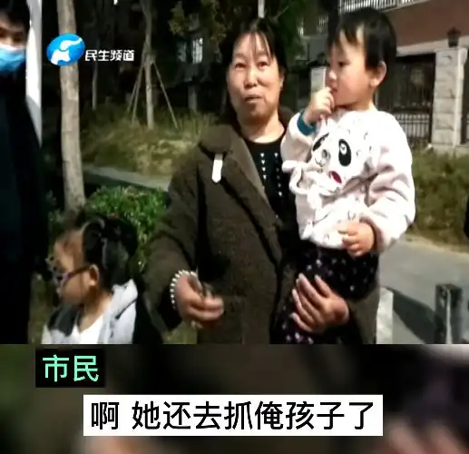 街头一名妇女当街抢孩子郑州警方该女子患有精神病