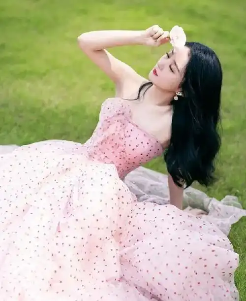 赵丽颖放弃清纯感真美,穿粉裙拍大片,腰部曲线流畅让人心动