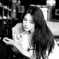 黑白长发女生伤感qq头像