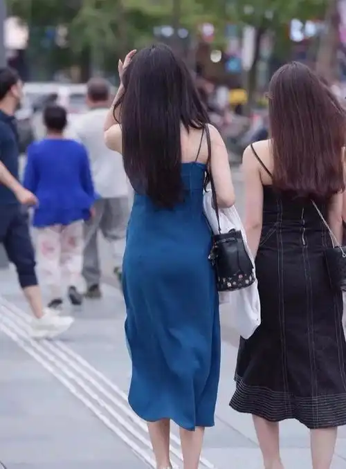 小姐姐与闺蜜逛街,同样是短袖短裙,却拥有不一样的魅力