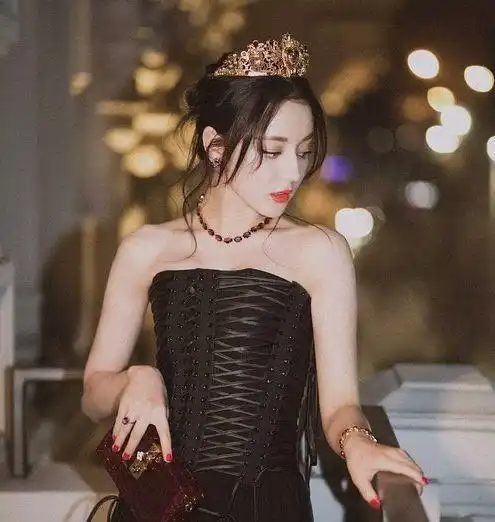 女星头戴女皇皇冠,杨颖唐嫣迪丽热巴刘亦菲赵丽颖,谁最美