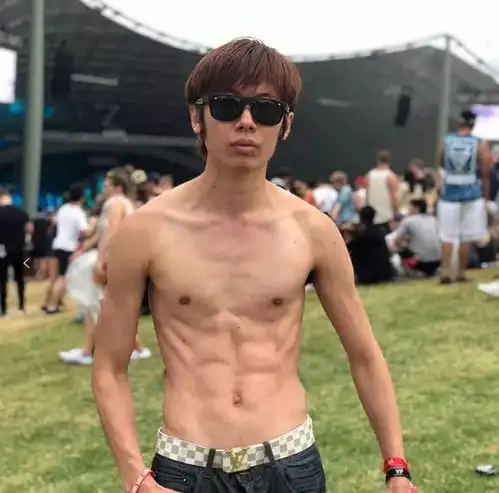 号称体脂2,有腹肌没胸肌的奇葩健身网红还能火遍欧美