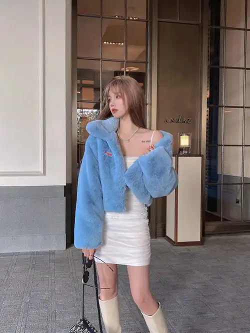 青春靓丽的小姐姐,时尚穿搭羊羔绒配吊带紧身裙,尽显高冷女神范