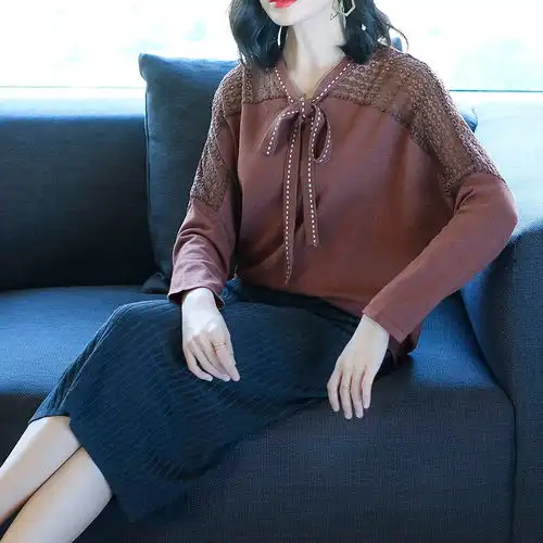 路人街拍,黑色蕾丝连衣裙,展示性感好身材,夜色让美女更美