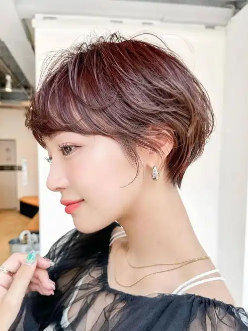 35女人的发型之选,挂耳短发带层次,尽显高级之美