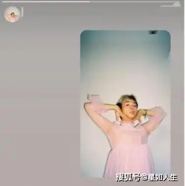 伊能静儿子戴假发化浓妆自称是天使,对镜头抛媚眼吐舌头很妖娆