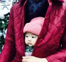 身高1米92的长腿爸爸和可爱女儿组成最萌身高差,而背后还有一个超美妈妈