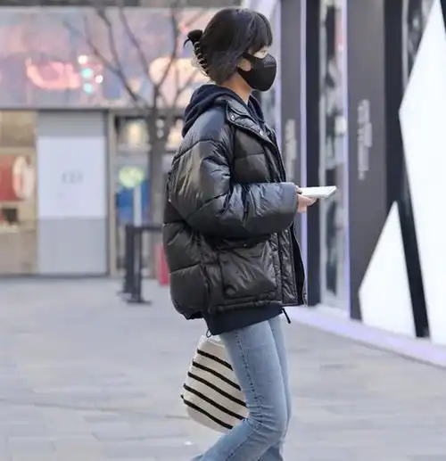 立春后也不能放弃羽绒服,看北京女孩穿的黑羽绒服,又暖又美