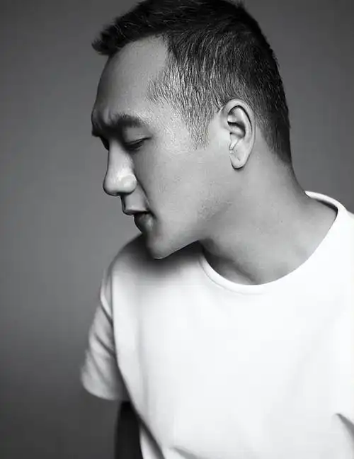 2004年,黄觉与徐静蕾相爱,好友周迅善意提醒她不是简单的女人