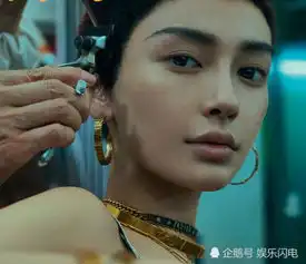 杨颖太霸气,板寸头烟熏妆就算了,女王坐姿让一般人不敢模仿