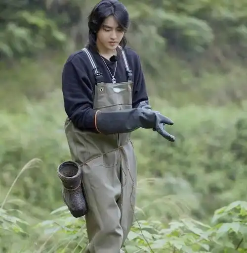 男星穿背带裤太意外,千玺温柔吴亦凡搞笑,看到肖战身材绝了