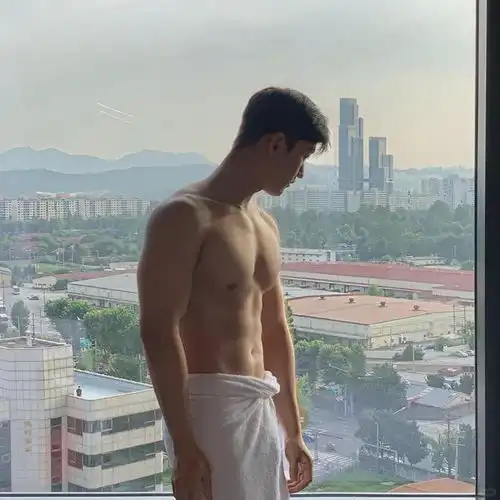 海边惊现肌肉天使这位型男的身材让我忘记呼吸