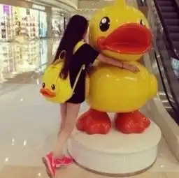 女生大黄鸭的书包头像