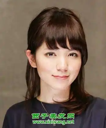 带齐刘海的中长发发型图片变洋气梦幻感觉必备