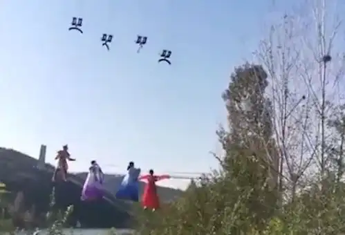 一景区的索道滑行项目,在运行过程中钢丝断裂,女子不幸坠湖溺亡