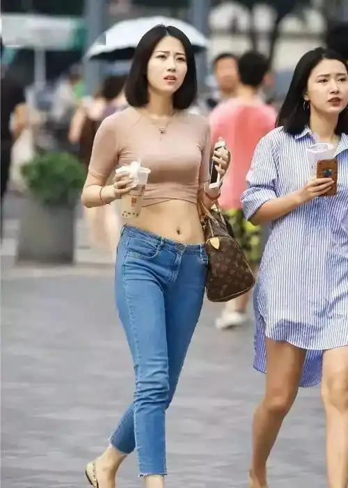 身材完美的女神,牛仔裤让自己美的坦然