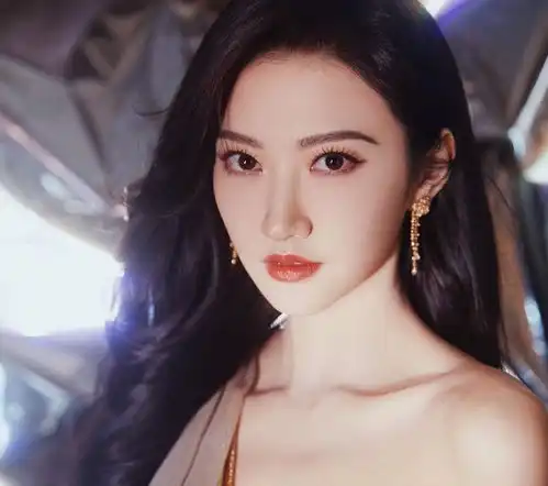 高级珠宝配美女真是太赞了,本就精致甜美的景甜绽放出优雅风姿