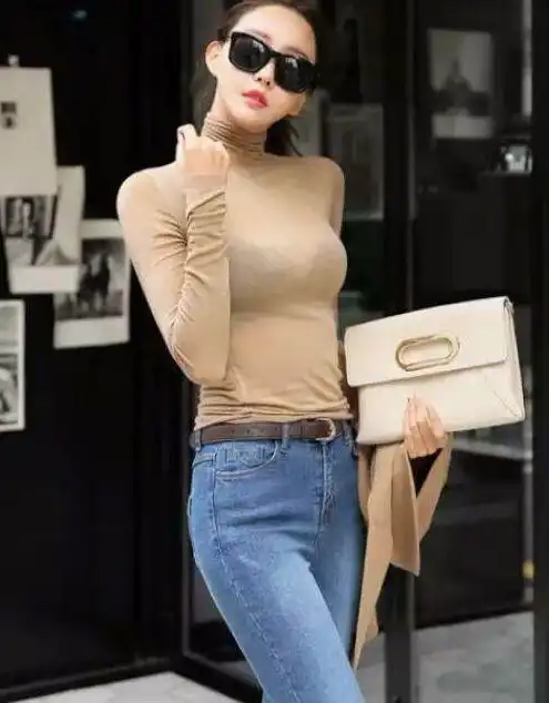 路人街拍时尚飘逸的紧身牛仔裤美女,穿出好看迷人的身段