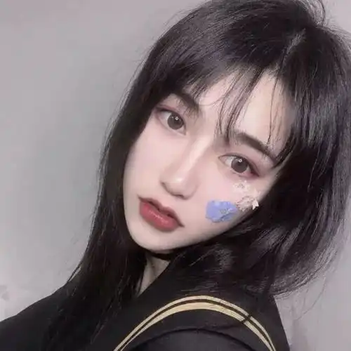 女生头像在大环境里逃避现实,小环境里钻牛角尖