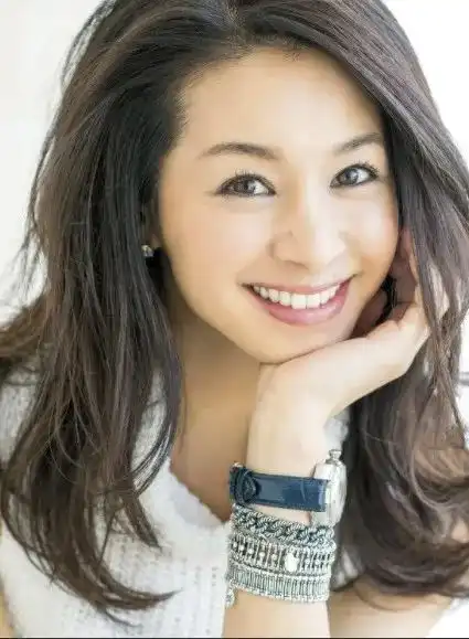 日本普通女孩的逆袭,离婚患癌37岁逆袭成为模特,40岁到巅峰
