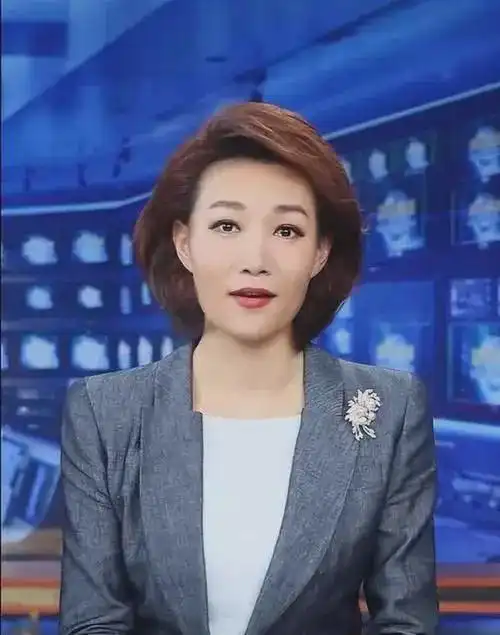 李梓萌的短假发造型,做新闻主播,为何在专业中总是带着老气感