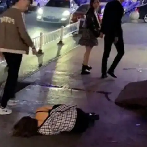 江苏一女子醉倒在酒吧门口,躺在地上衣衫不整,路人却熟视无睹