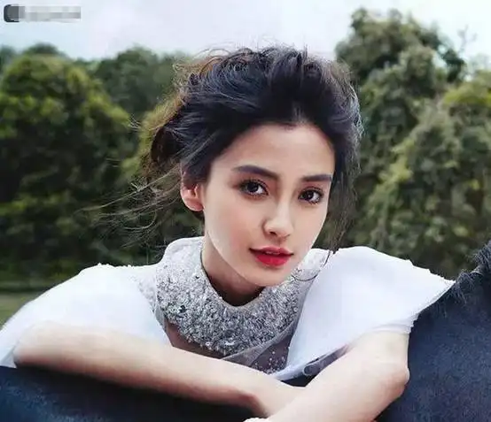 整容不如整发型拨开刘海你就是女王