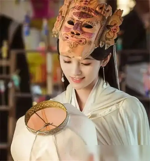 鞠婧祎戴面具,唐嫣戴面具,李沁戴面具,看到热巴得罪造型师了
