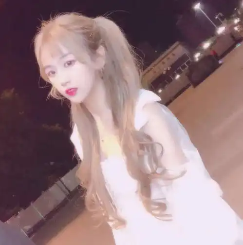 杨清柠一身黑,手里的东西成功吸睛,网友不愧是社会姐