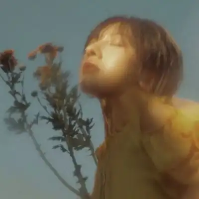 江孑ins唯美时尚气质魅力风拿花女生头像我要个性网