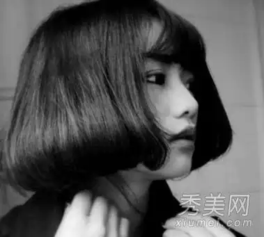 这个清纯女孩的发型有一张圆脸和一个合适的发型