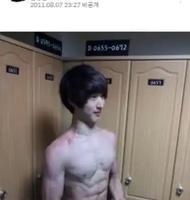 男子体重75公斤,一天吃四顿餐无法让自己胖起来,网友帅得没边