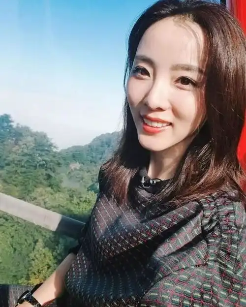 14岁拒成为谋女郎,北大校花被称下一个董卿,今嫁初恋恩爱幸福