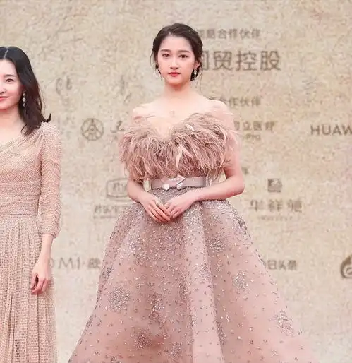 女明星分享开年美照,冯提莫学滑雪,唐艺昕拍美照,关晓彤晒快乐