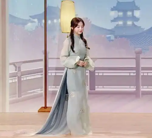 众星现身七夕晚会,王心凌红发黄裙走公主风,宋轶蕾丝透视装惊艳