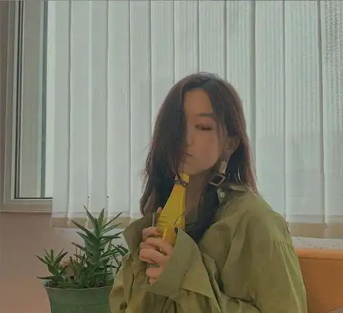 李亚鹏王菲14岁女儿摆地摊,打扮成熟金发抢镜,网友越来越美了