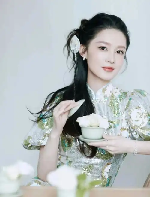 李沁中式旗袍高清壁纸