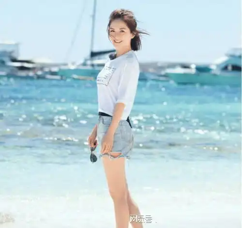牛仔短裤搭配白色短袖,谢娜女神暴露独特纹身,网友,有情况身材比例网易订阅