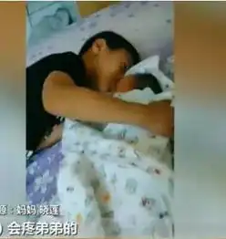 妈妈产房内生二胎,男孩产房外独自等待,孩子一句话让护士们泪目