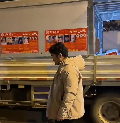 好暖心网红李维刚深夜购摊贩1400斤苹果,只为让其早回家过年