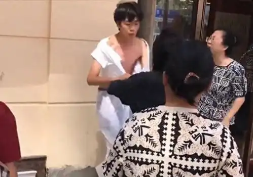 青岛小情侣当街吵架,女孩撕烂男孩衣服,大妈男子汉有没有担当