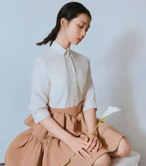 黄磊妻女登封,14岁多多童趣风造型也显成熟,43岁孙莉却美成23岁