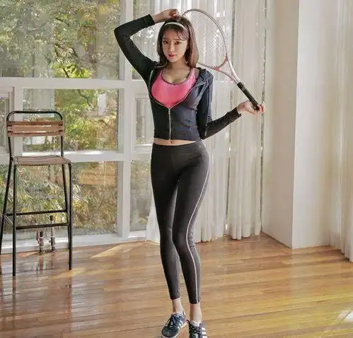 街拍美女紧身打底裤的装扮提高档次,婉约又显别致